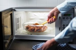 چرا گرم کردن غذا در ظروف پلاستیکی در مایکروویو خطرناک است؟