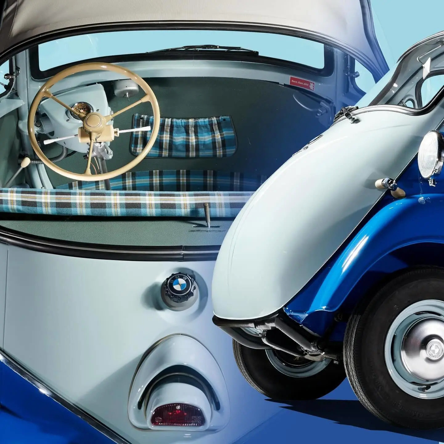 تصویر یک خودروی مینیاتوری کلاسیک به نام BMW Isetta (ب‌ام‌و ایزتا) که به دلیل طراحی گرد و کوچک خود به "خودروی حبابی" (Bubble Car) مشهور است، و در دهه ۱۹۵۰ نقش کلیدی در نجات مالی شرکت ب‌ام‌و از ورشکستگی ایفا کرد.