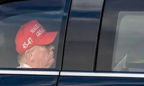 انتقاد تند سناتور آمریکایی از ترامپ؛ رئیس جمهور در زمین گلف، مردم نگران پس‌انداز بازنشستگی