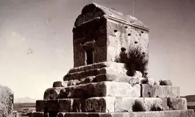 سفر به تاریخ؛ عکس یادگاری مردان قاجاری بر روی «مقبرۀ کوروش»