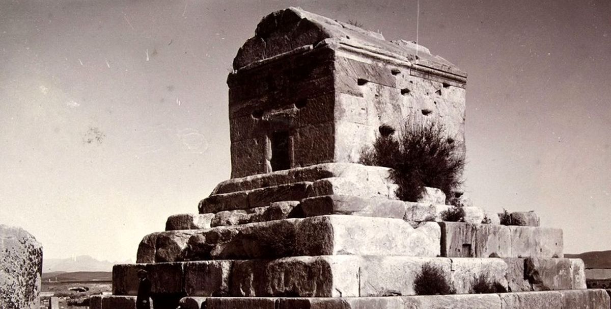  سفر به تاریخ؛ عکس یادگاری مردان قاجاری بر روی «مقبرۀ کوروش» 