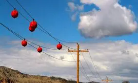 توپ‌های رنگی روی سیم‌های برق: تفریح یا خطر