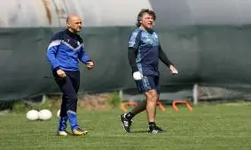  پرتاب بطری به ساپینتو باورنکردنی است/ باز هم می‌خواهند سرمربی استقلال را تحریک کنند!