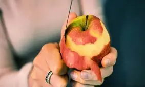 پوست کندن میوه و سبزیجات یا نکندن، کدام بهتر است؟