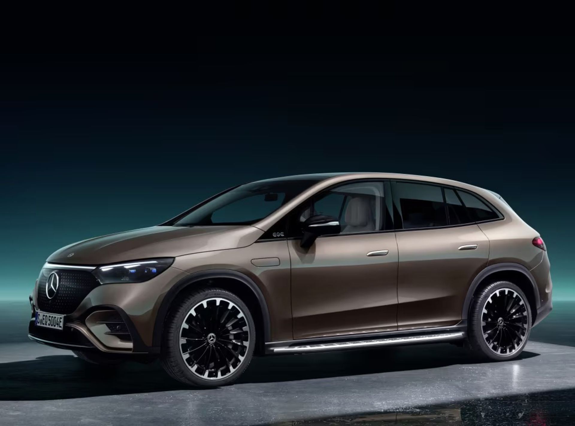 نمای سهچهارم جلو خودرو مرسدس بنز EQE SUV
