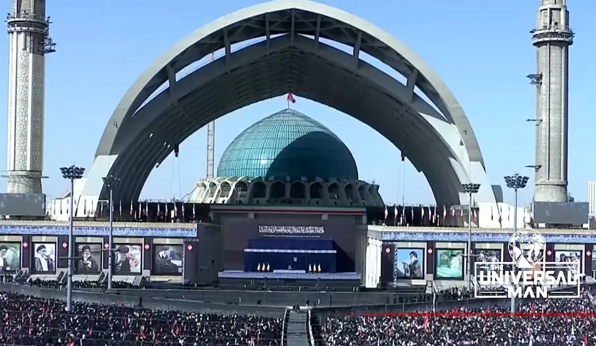 حضور فرزندان رهبر شهید انقلاب در مصلی تهران پیش از اقامه نماز بر پیکر امام امت/ ویدئو