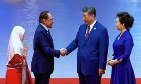 جنجال دیپلماتیک در حاشیه اجلاس شانگهای؛ همسر نخست وزیر مالزی دست نداد، اما خودش دست داد/ ویدئو