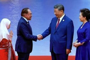 جنجال دیپلماتیک در حاشیه اجلاس شانگهای؛ همسر نخست وزیر مالزی دست نداد، اما خودش دست داد/ ویدئو