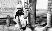 پیرمرد تهرانی در حال پر کردن کوزه از آب چاه؛ سال ۱۳۴۰