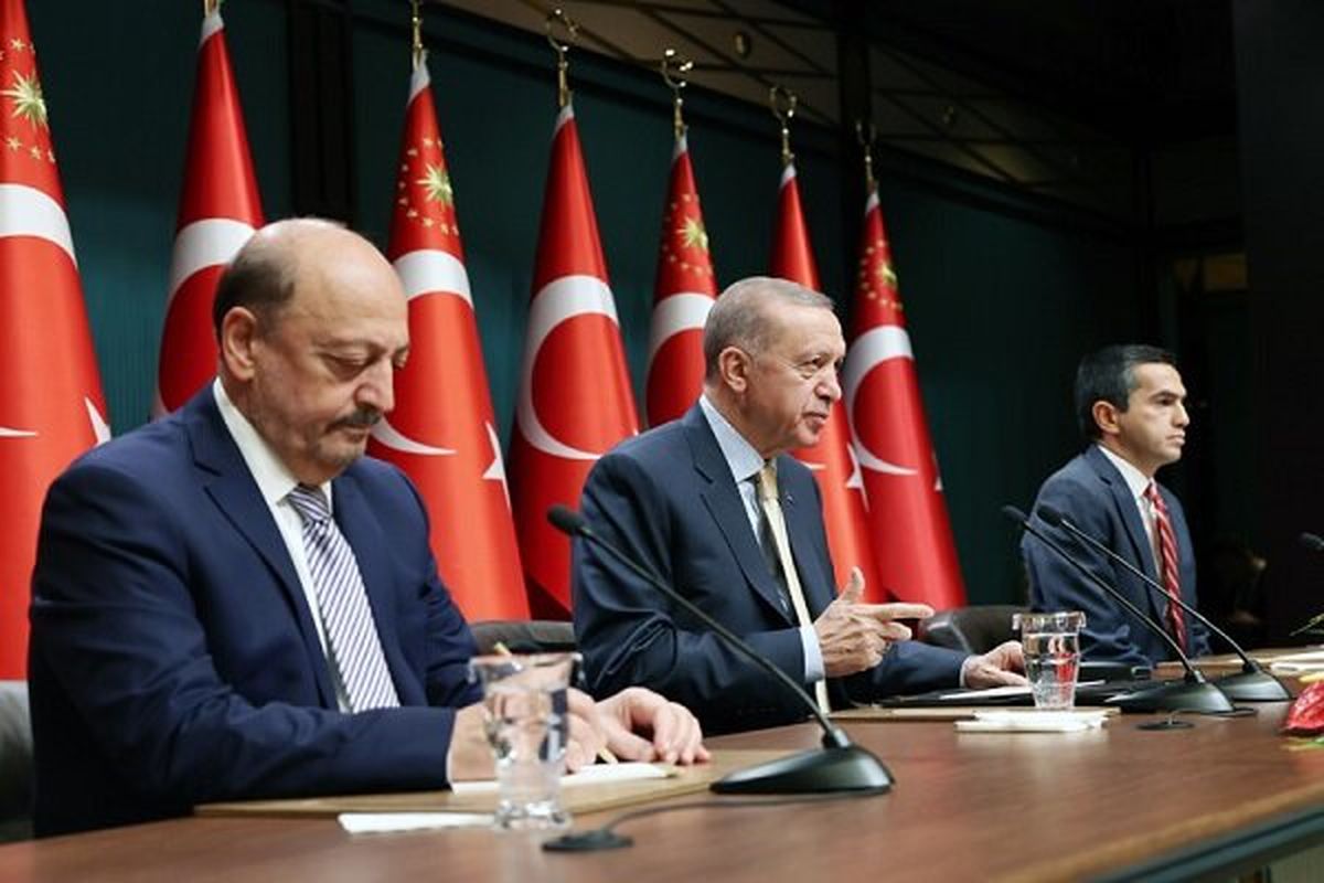 اردوغان در آستانه انتخابات حقوق کارمندان دولت را ۴۵ درصد افزایش داد!

