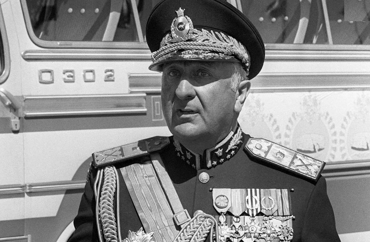 سفر در زمان؛ «نصیری، رئیس سوم ساواک» بعد دستگیری توسط نیروهای انقلابی؛ سال 1357/ عکس