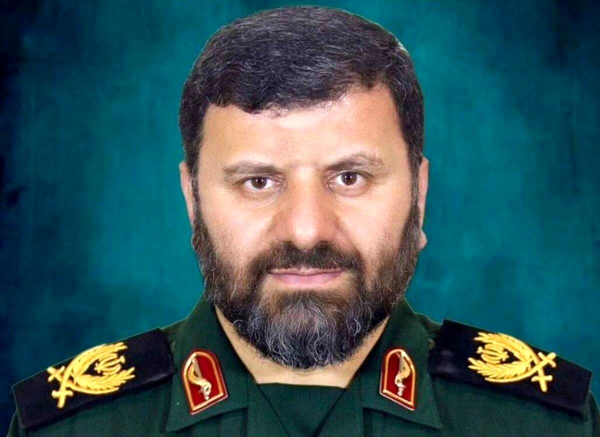 شهید موسوی تا لحظه آخر دستش را دور گردن شهید رئیسی حلقه کرده بود/ ویدئو
