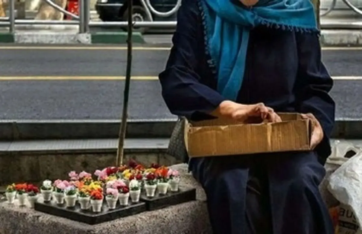 جمعیت زنان دستفروش بعد از همه‌گیری کرونا ۲ برابر افزایش پیدا کرده است/ فقر عامل اصلی حضور زنان دستفروش در خیابان‌هاست

