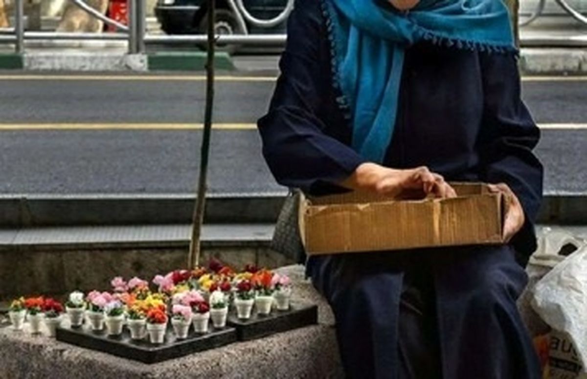جمعیت زنان دستفروش بعد از همهگیری کرونا ۲ برابر افزایش پیدا کرده است/ فقر عامل اصلی حضور زنان دستفروش در خیابانهاست