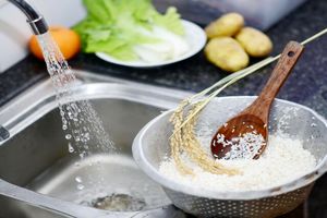 آیا شستن برنج باکتری های آن را از بین می‌برد؟