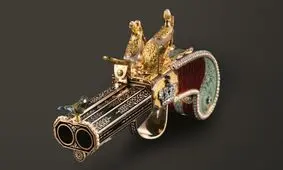 وقتی یک “ساعت ساز” از اسلحه اثر هنری می سازد