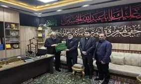 اهدای پرچم گنبد حرم مطهر حسینی، برای تکریم و بدرقه پیکر رهبر شهید