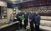 اهدای پرچم گنبد حرم مطهر حسینی، برای تکریم و بدرقه پیکر رهبر شهید