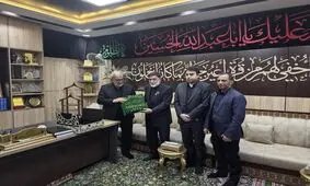 اهدای پرچم گنبد حرم مطهر حسینی، برای تکریم و بدرقه پیکر رهبر شهید