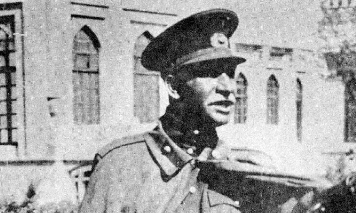 سفر در زمان؛ «رضاخان سوار بر خودرو در مراسم استقبال از احمدشاه»؛ سال 1299