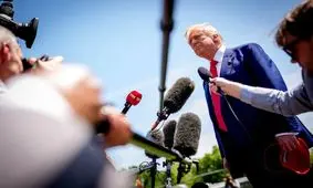 ترامپ ماجرای تصویرش در لباس پاپ را انکار کرد!/ ویدئو

