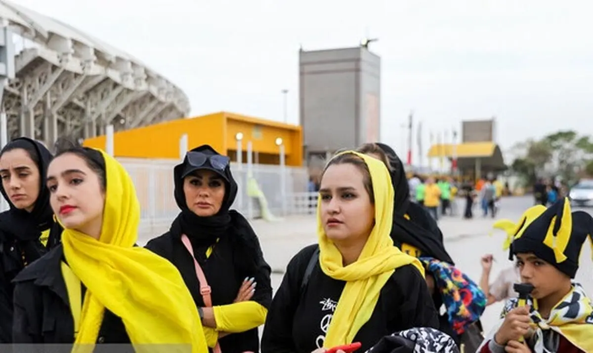 زنان سپاهانی در اطراف ورزشگاه نقش جهان/ سفیر عربستان هم آمد/ ویدئو

