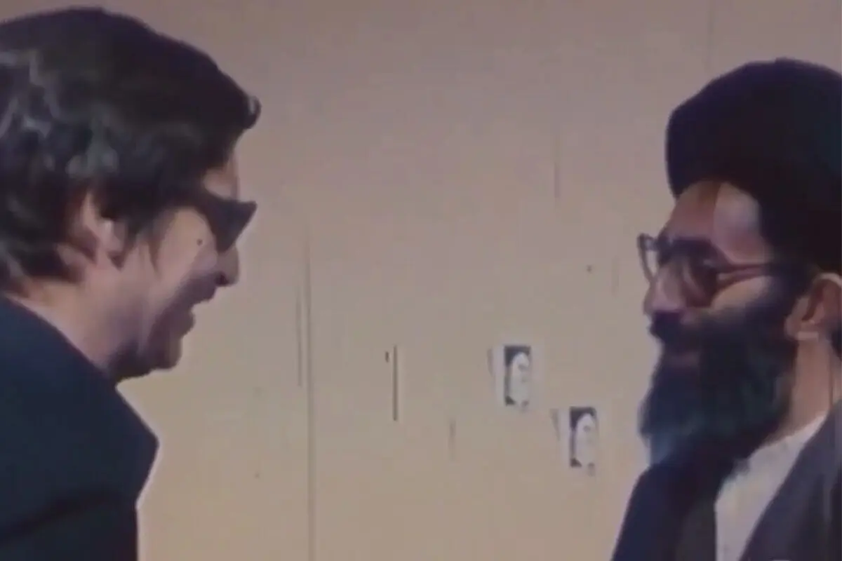 نحوه برخورد حضرت آیت‌الله خامنه‌ای، امام جمعه وقت تهران، با گروگان‌های سفارت آمریکا پس از تسخیر لانه جاسوسی/ ویدئو