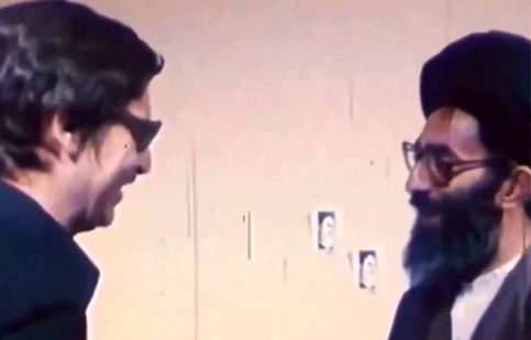 نحوه برخورد حضرت آیت‌الله خامنه‌ای، امام جمعه وقت تهران، با گروگان‌های سفارت آمریکا پس از تسخیر لانه جاسوسی/ ویدئو