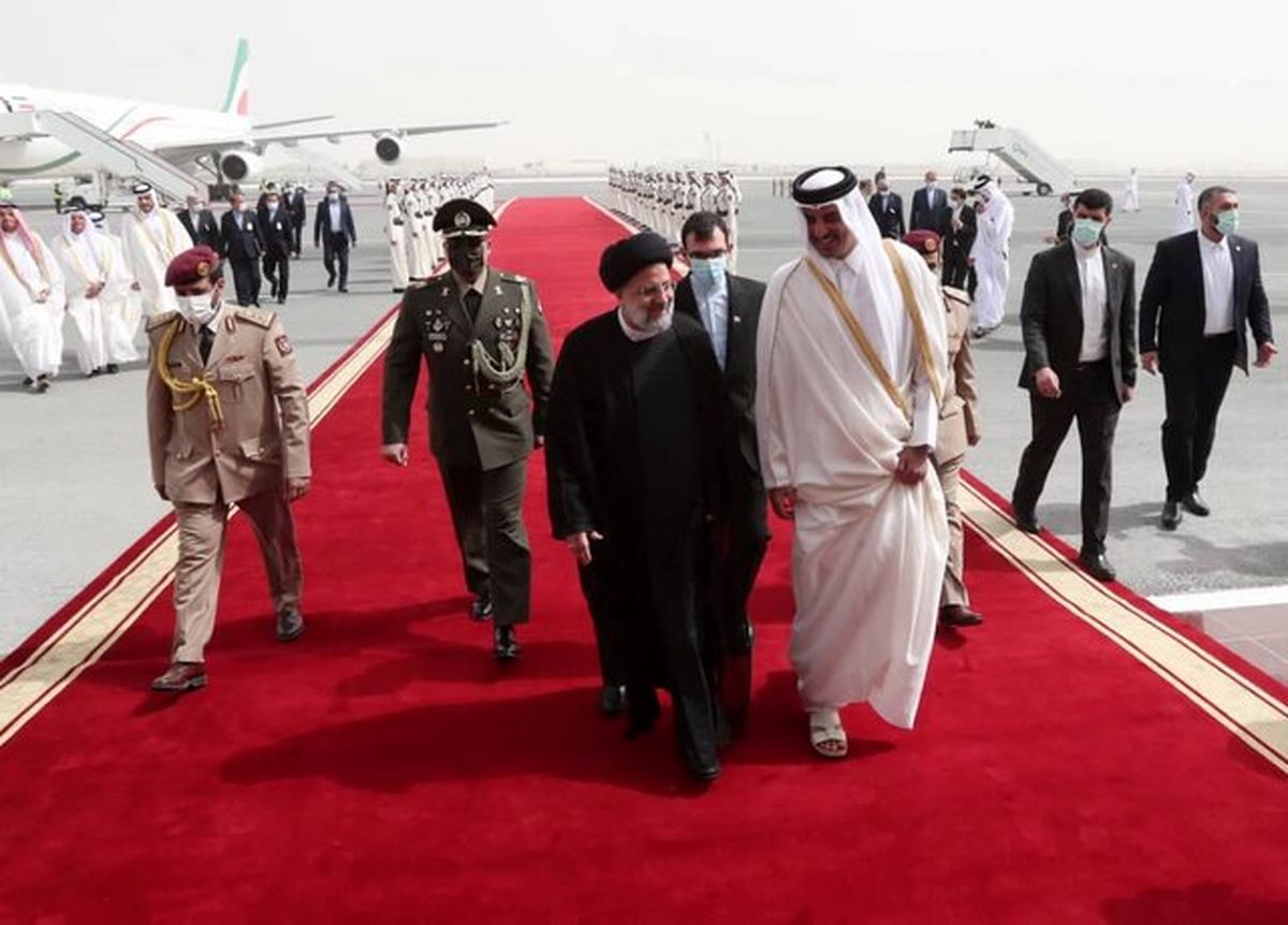برگزاری مراسم استقبال رسمی امیر قطر از رئیسی/ شیخ تمیم بن حمد آل ثانی تا درب هواپیما آمد و روبوسی کرد!/ ویدئو