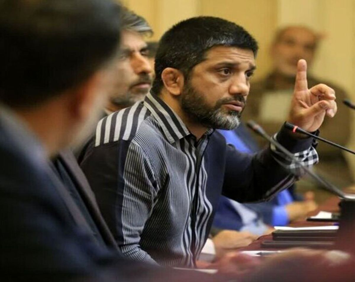 علیرضا دبیر آنقدر پشتش گرم است که هر کاری دلش بخواهد میکند
