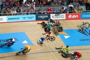 عجیب‌ترین حادثه در مسابقات دوچرخه‌سواری انگلستان/ عکس