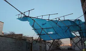 سقوط اسکلت ساختمان منجر به قطع برق در مناطقی از مشهد شد