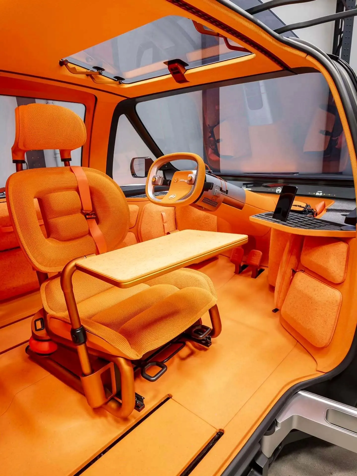 تصاویر رسمی منتشر شده از کانسپت ۲۰۲۵ سیتروئن ELO (Citroen ELO) که یک خودروی کامپکت، همه‌کاره و دارای طراحی نوآورانه با قابلیت تطبیق برای کار، استراحت و بازی است و به عنوان یک مدل «خانه روی چرخ» توسط شرکت سیتروئن معرفی شده است.