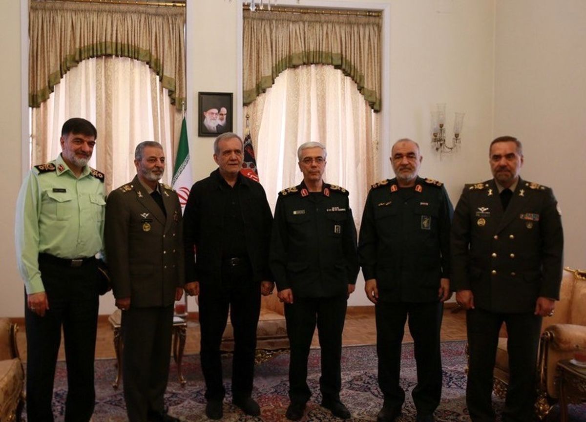 دیدار فرماندهان نظامی و انتظامی با پزشکیان/ رئیس ستاد کل نیروهای مسلح: با تمام توان در کنار دولت هستیم/ ویدئو