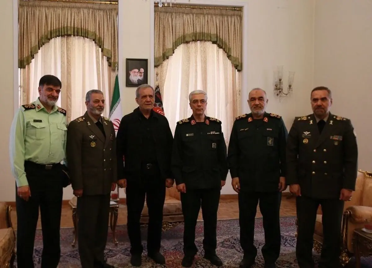 دیدار فرماندهان نظامی و انتظامی با پزشکیان/ رئیس ستاد کل نیرو‌های مسلح: با تمام توان در کنار دولت هستیم/ ویدئو

