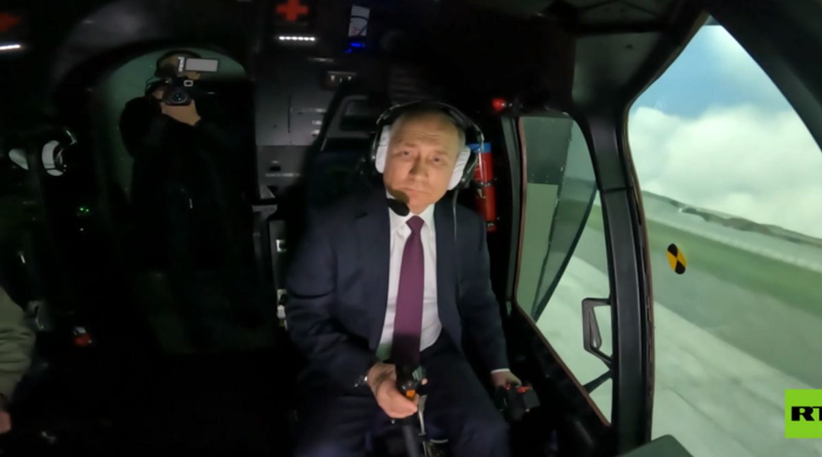تصاویر متفاوت پوتین در لحظه آزمایش شبیه ساز بالگرد میل ۱۷۱ در سیبری/ رئیس جمهور روسیه پرواز را به همراه یک مربی انجام داد/ ویدئو