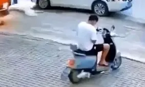 آزار و اذیت یک موتور سوار توسط روح سرگردان/ ویدئو