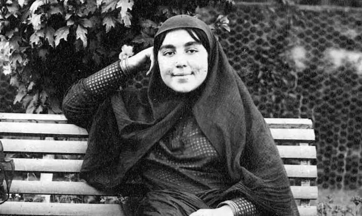 سفر در زمان؛ «فخرالتاج، نوۀ ناصرالدین شاه» در مراسم گلاب‌گیری در باغ خانوادگی‌شان 
