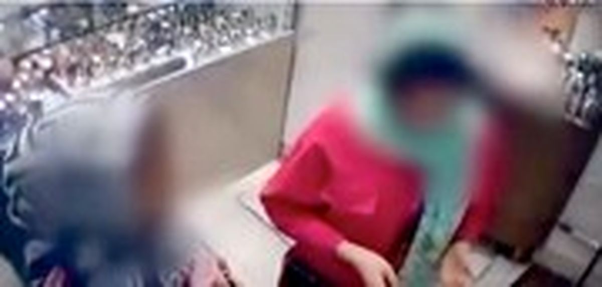 تصاویر لحظه سرقت دو دختر از مغازه ساعت فروشی در تبریز/ ببینید چطور سر فروشنده را گرم می‌کنند/ ویدئو 