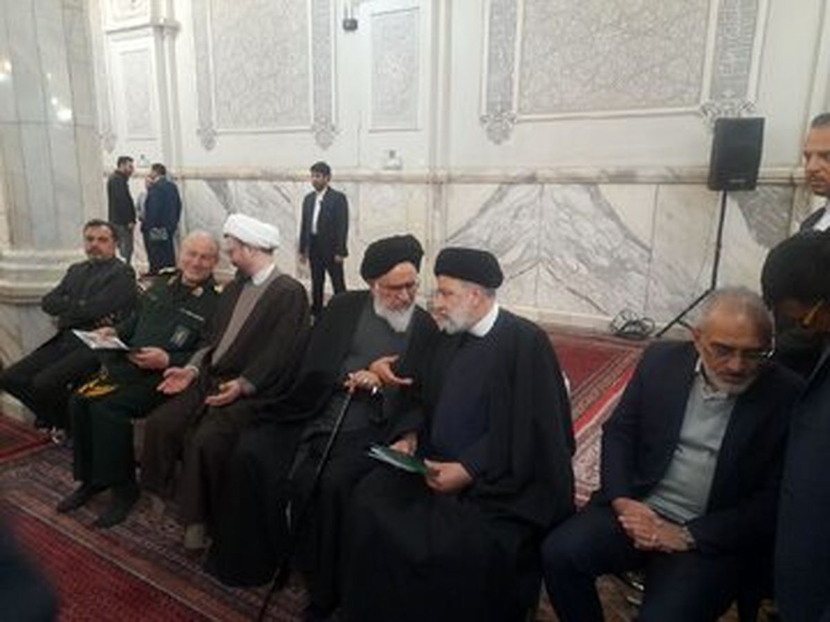 تصویری از گفتگوی حسن روحانی و رئیسی در مراسم ختم آیتالله امامی کاشانی