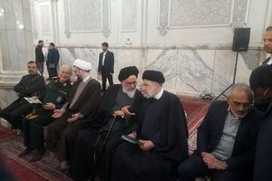 تصویری از گفتگوی حسن روحانی و رئیسی در مراسم ختم آیت‌الله امامی کاشانی