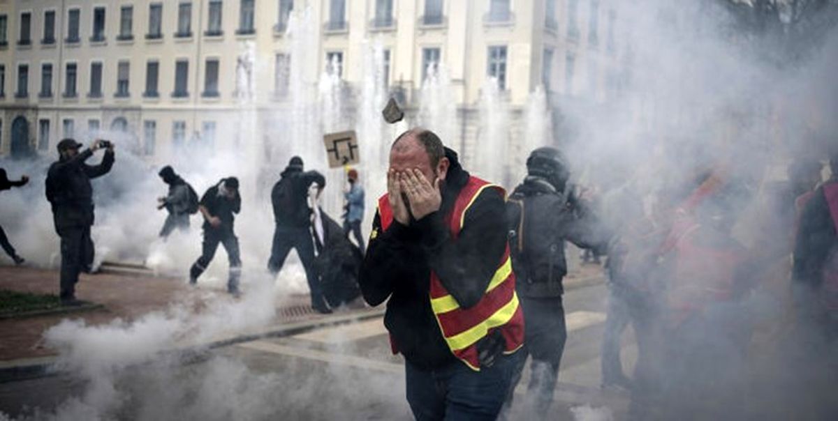 ادامه اعتراضات در شهرهای فرانسه؛ درگیری پلیس فرانسه با معترضان در لیون

