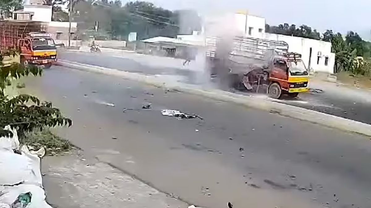 انفجار بمب کنار جادهای در پاکستان ۱۱ کشته برجا گذاشت