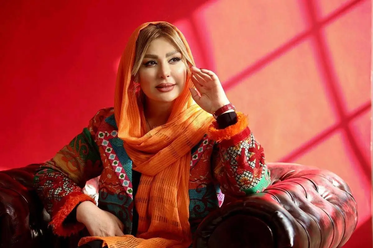 دور دور نیوشا ضیغمی با آهنگ و ماشین لوکس در تهران/ ویدئو