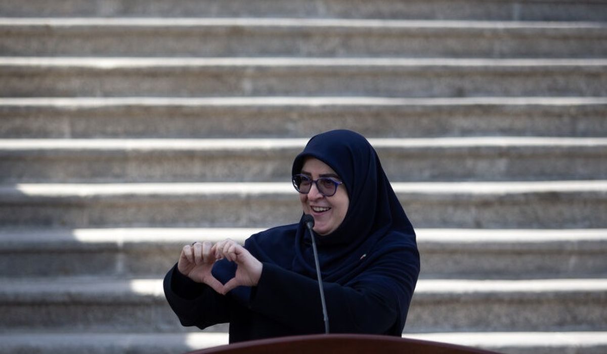 سخنگوی دولت دوباره قلب نشان داد؛ از خواهرزاده ام یادگرفتم درستش را نشان دهم/ قلب قبلی که نشان دادم شبیه کلیه بود!/ ویدئو