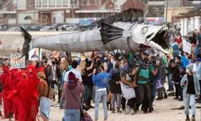 عکس های دیدنی و جالب روز؛ از اسکی بابانوئل ها تا مسابقه تخته های پارویی