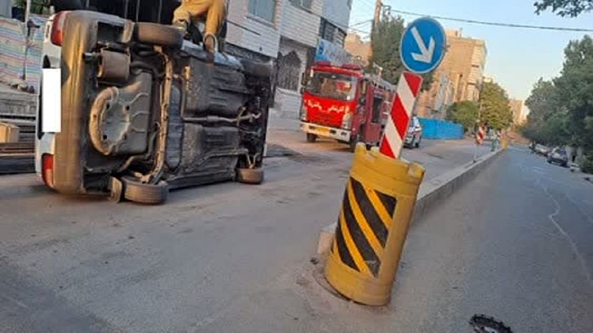 محبوس شدن راننده پراید بعد از واژگونی خودرو در قزوین