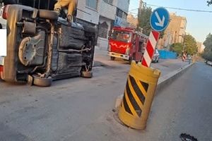 محبوس شدن راننده پراید بعد از واژگونی خودرو در قزوین