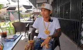 شوآف مرد ویتنامی با جواهرات