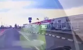 پرواز کردن راننده خودرو پس از برخورد با جدول/ ویدئو